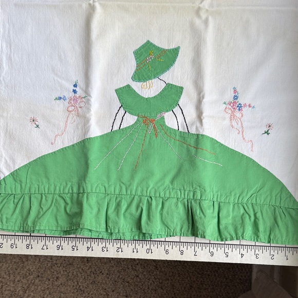 Vintage 1940s Southern Belle Appliqué & Embroidery Panel – Cutter Pillowcase - Picture 1 of 8